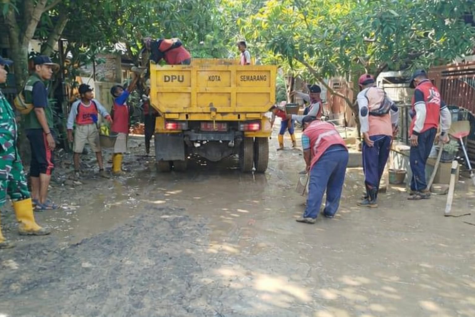 Perkuat Tanggul Dinar Indah dengan Trucuk Bambu, Wali kota Agustina Instruksikan Penanganan Banjir Serentak di Berbagai Titik